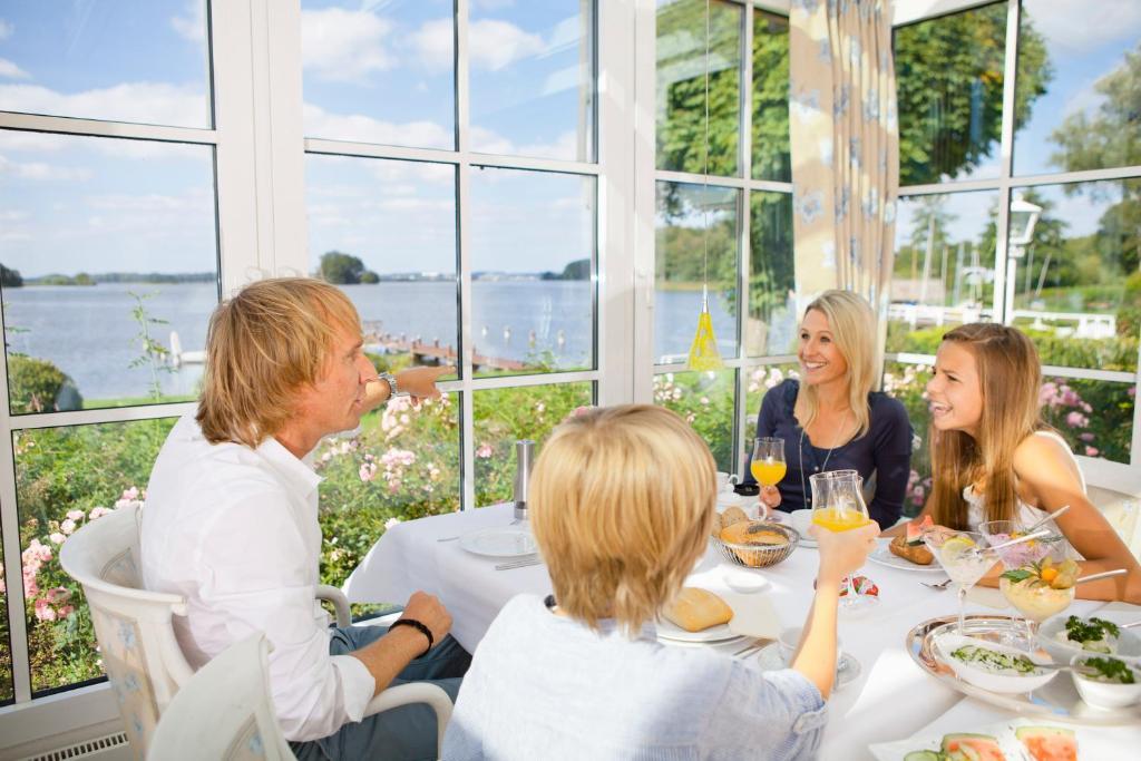 Strauers Hotel Am See Bosau Buitenkant foto
